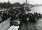 Södra Blasieholmshamnen, Stockholm.  Kajen nedanför Nationalmuseet, med ångf. Express I och 4 st. barkasser från utländsk örlogsman.