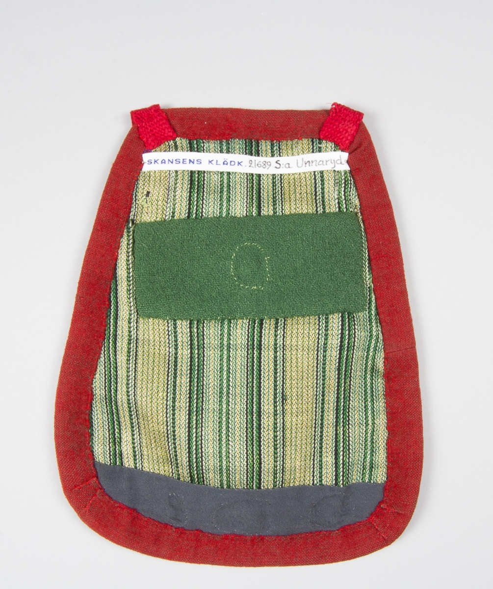 Kjolsäck till dräkt för kvinna från Södra Unnaryds socken, Småland. Modell med v-formad öppning och ficklock. Framstycke av mörkblått ylletyg, med broderi utfört med silkegarn i flera färger: kedjestygn, kråkspark, langettsöm och sticksöm. Motiv: hjärta omgivet av bladformer, fyllt med rader av stygn samt märkning: 1814 och M H D. Årtalet är troligen hämtat från förlagan och inte original. Framstycket ofodrat. Kantning runt fickan med dels grönt konstsilkeband runt nedre kanten, dels rött halvylle runt övre kanten. Samma halvylle har använts till kantning runt kjolsäcken. Liten metallknapp med mönstrad kulle på ficklocket. Bakstycke sekundärt av grönrandigt handvävt möbeltyg av lin, korskypert. Lappat med dels grönt vadmal, dels grått bomullstyg. Midjeband av röd ull, fabrikstillverkat.