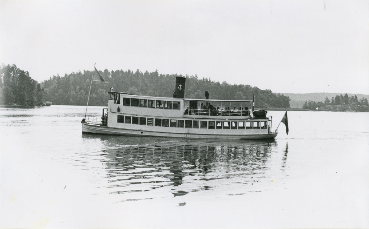 Passagerarångfartyget DROTTNINGHOLM av Sthlm vid Drottningholms kajen i juli 1969.