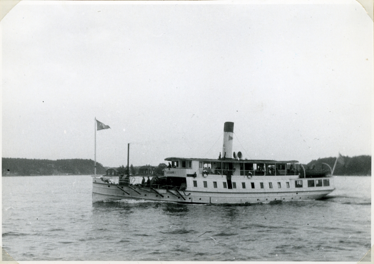 Fotodatum 14/6 1947. Fartyget under gång på Södra Vaxholmsfjärden, skall just gå in i Vaxholmssundet (Fästningssundet)på utgående tur mot Sandhamn.