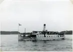 Fotodatum 14/6 1947. Fartyget under gång på Södra Vaxholmsfjärden, skall just gå in i Vaxholmssundet (Fästningssundet)på utgående tur mot Sandhamn.