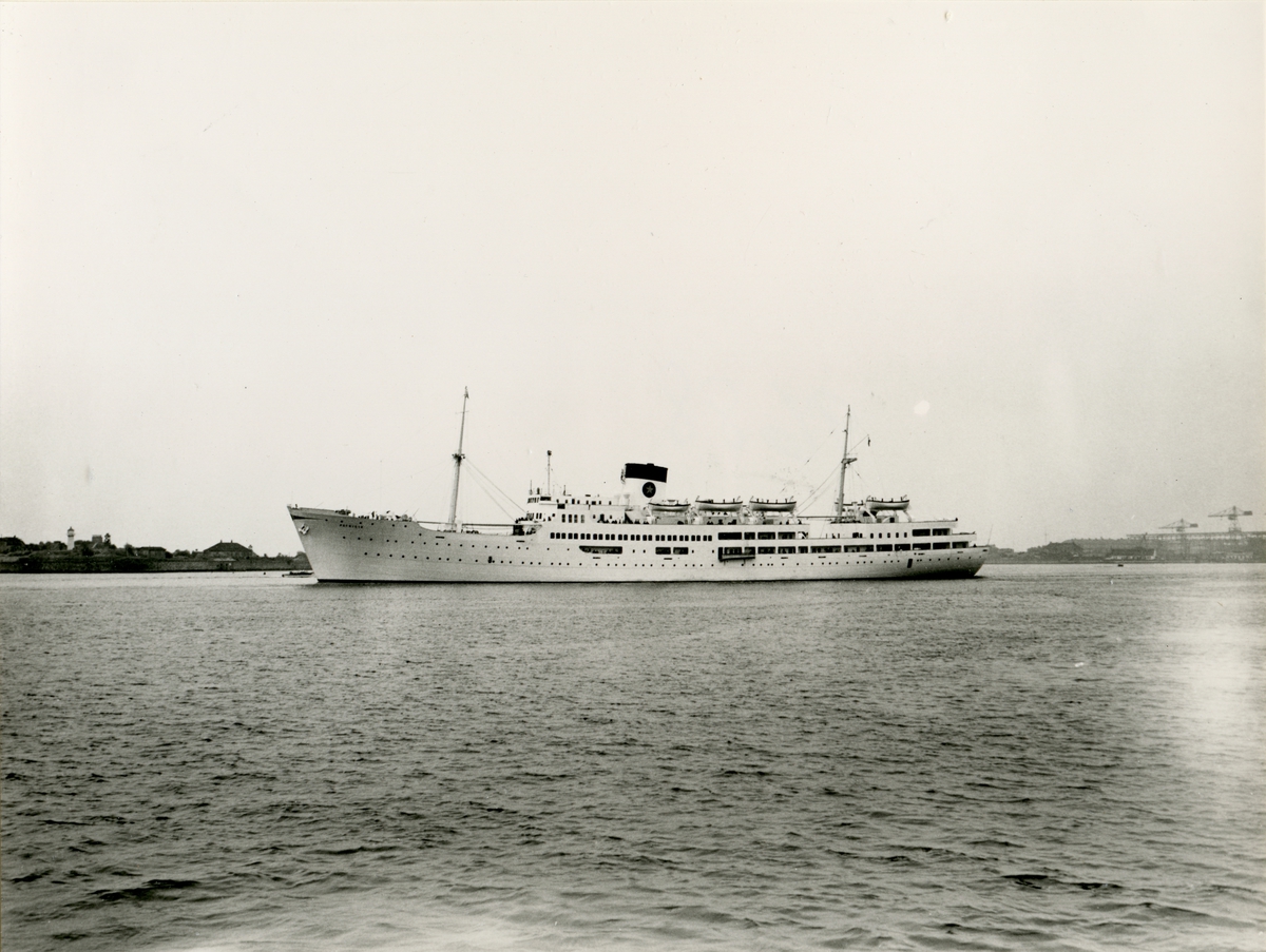 Foto i svartvitt visande passagerarturbinångfartyget Patricia i Köpenhamn någon gång under 1953.