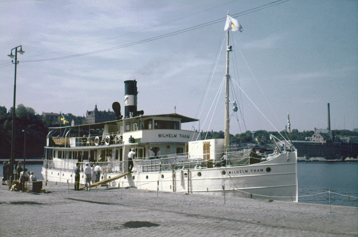 [text på ursprungliga diaramen, överförd till den nya glaslösa:] "Wilh. Tham 7/6 1959"