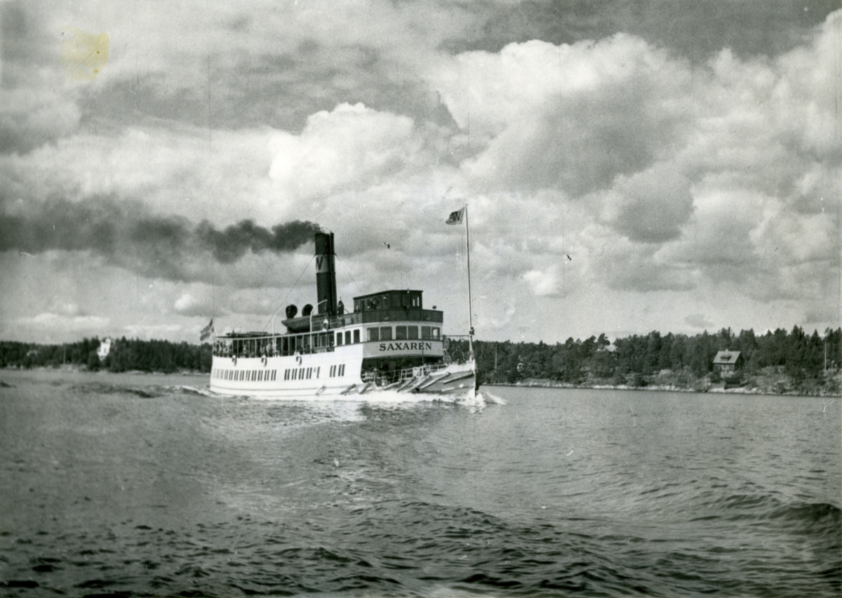 S/S SAXAREN passerar genom Halvkakesundet på utgående tur mot Vaxholm.