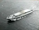 Fotodatum 13/7 1952. Fartyget passerar under Västerbron i Stockholm.