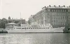 Foto från 1959 visande passagerarfartyg Mazowsze vid Nybrokajen i Stockholm