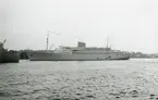 Foto från 1958 visande turist-&
passagerarmotorfartyg BERGENSFORD av Bergen för ankar i Stockholms ström.