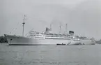 Foto från 1959 visande turist-&
passagerarmotorfartyg BERGENSFORD av Bergen för ankar i Stockholms ström.