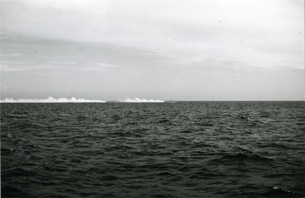 Tvänne vedettbåtar (f.d ångtorpedbåtar) utlägger en dimridå.