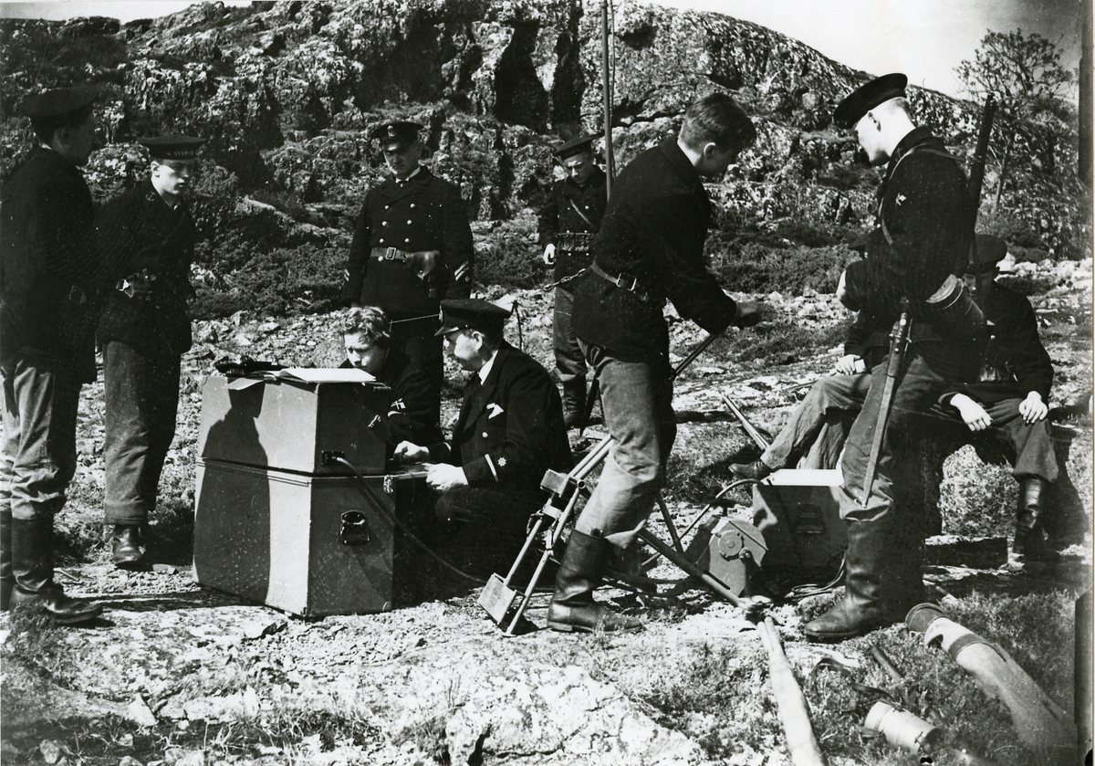 Manskap och officerare från pansarskeppet Sverige under övning med radiosändare.