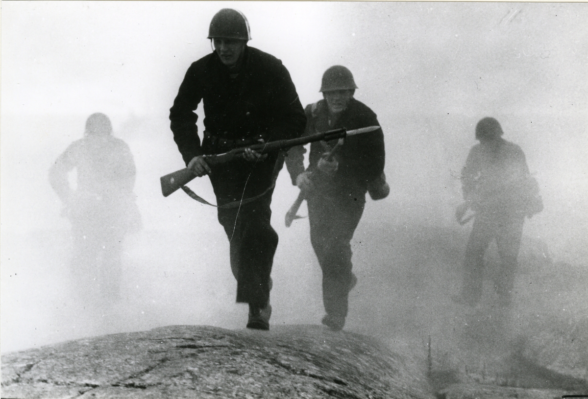 Samövningar inom marinen. Ilandsatta trupper rycker fram under stridsövning, 1943.