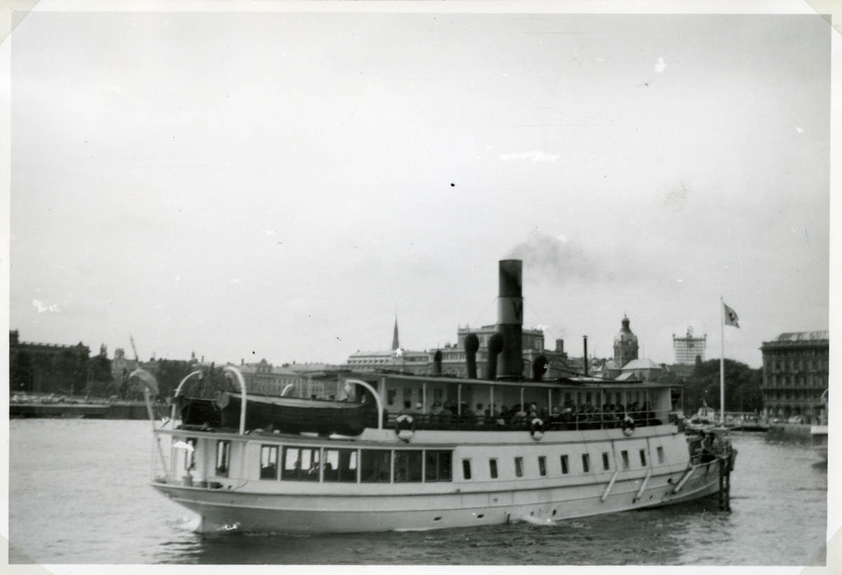 Identisk bild av J Robert Boman med Fo221020 i CG Jacksons samling, 1956:1115.