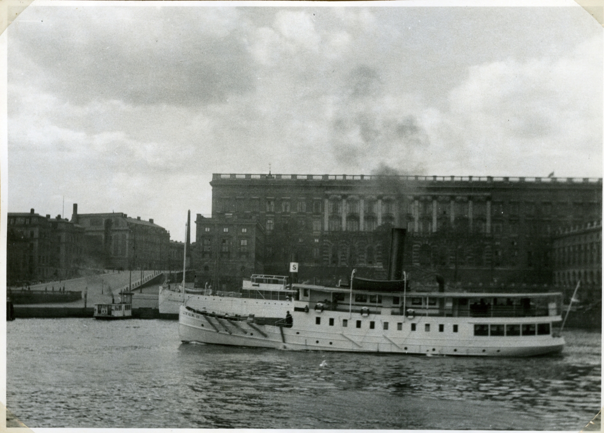 Skärgårdsångaren TOR II på Strömmen, Stockholm. I bakgrunden Kungliga slottet.