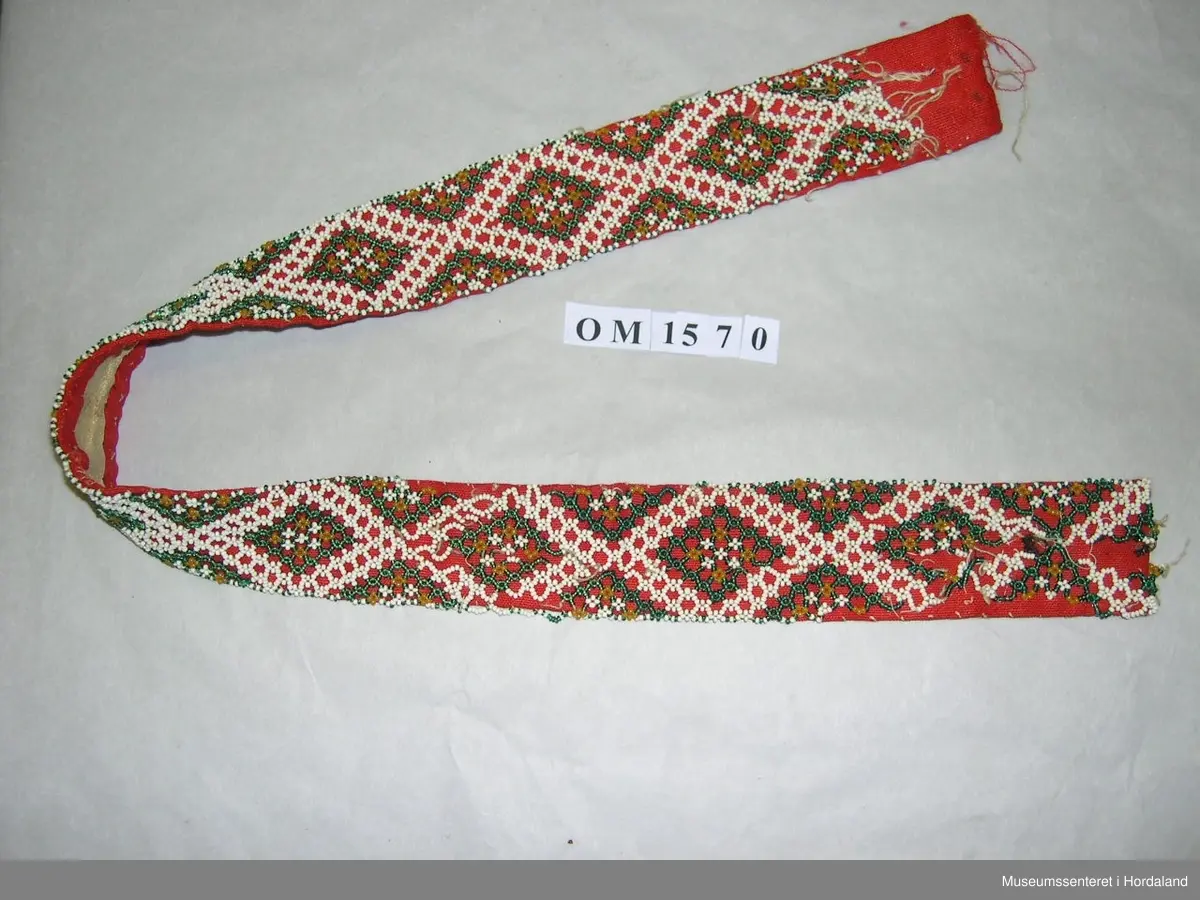 raud botn i lin, perlebroderi i kvitt,grønt,gult