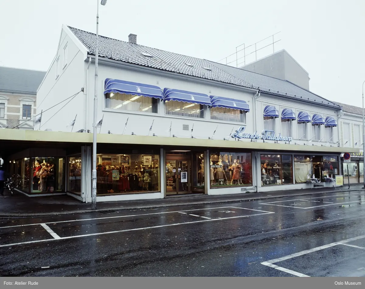 forretningsgård, Lund & Tallaksen manufakturforretning, utstillingsvinduer