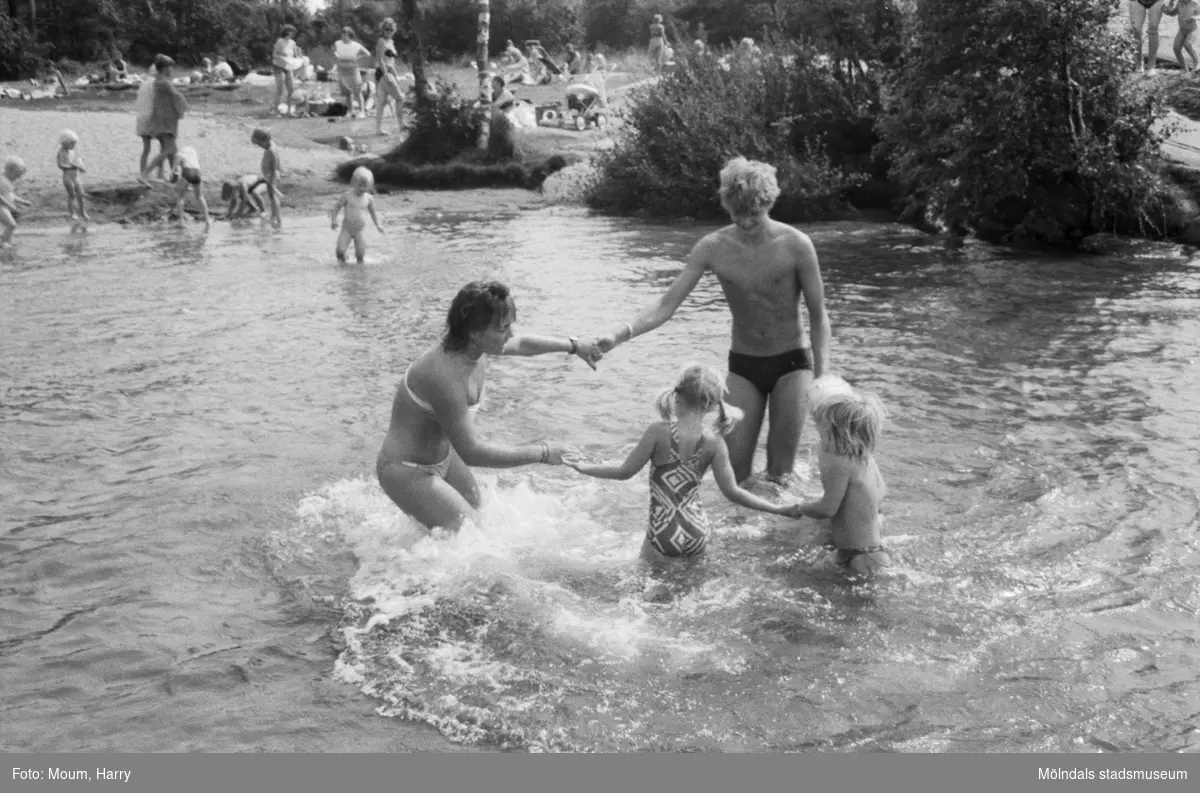 Simskola vid Sisjön i Mölndal, år 1984. "Daniel Ulfheden och Åsa Spång sköter undervisningen vid Sisjön. Här lär man barnen att bli bekanta vid vattnet."

För mer information om bilden se under tilläggsinformation.