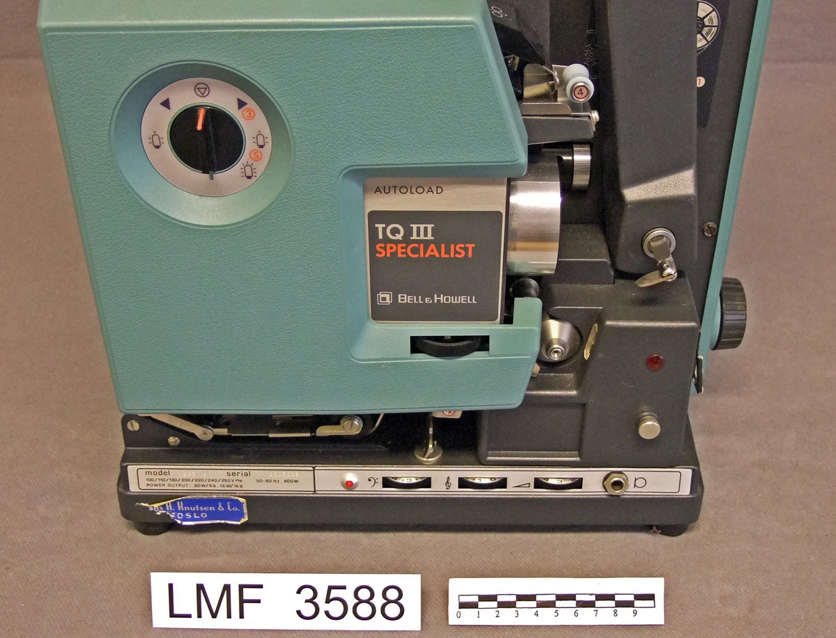 Amerikansk filmframviser beregnet på 16 mm film.
Avtagbar lydenhet som ble festet på framviseren før transport.
5 tilhørende, tomme filmruller i 4 ulike størrelser.

Produsent og tittel på selve framviseren :
     Bell & Howell - TQIII Specialist Model 1695

Produsent og tittel på lydenheten (avtagbar) :
     Bell & Howell - Filmosound