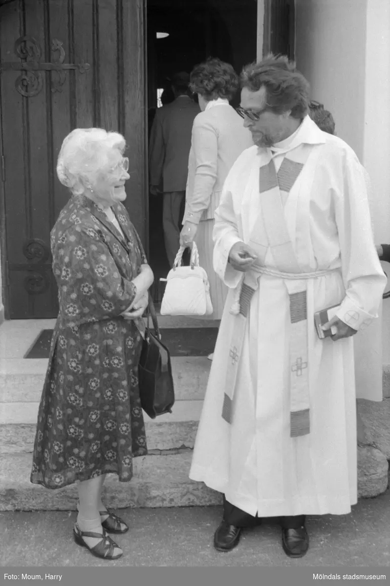 Konfirmander 50-årsjubilerar vid Lindome kyrka, år 1984.

För mer information om bilden se under tilläggsinformation.