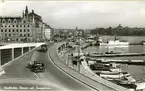 Slussen och Skeppsbron. Vid pontonbryggan Strömma Kanal 1884.