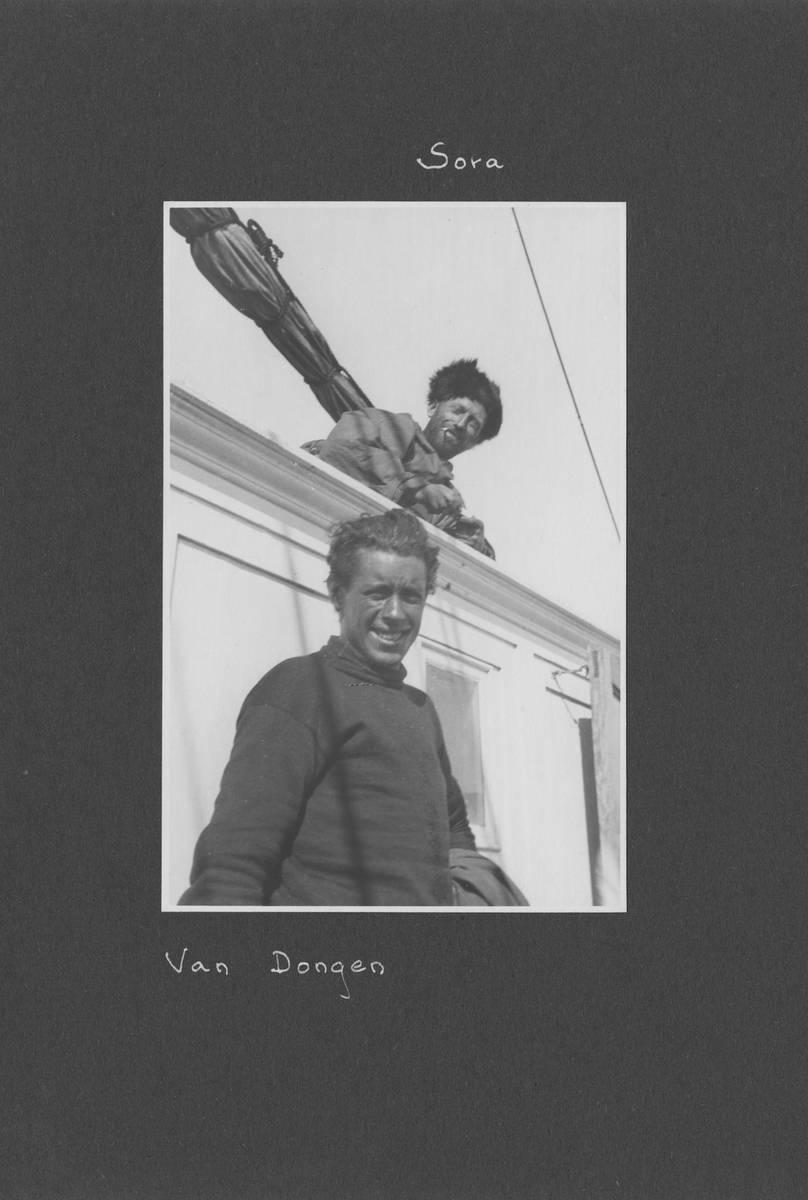 Svenska Spetsbergsexpeditionen 1928, band 3.    Band 3 av 5 dokumentationsalbum från svenska Spetsbergsexpeditionen år 1928, där Umberto Nobile och besättningen på luftskeppet Italia räddades.  48 fotografier monterade på 26 albumblad.    Motiv: I lägret i Kings Bay, hemresa via Narvik.  Personer, fartyg, natur, omgivningar, mm.