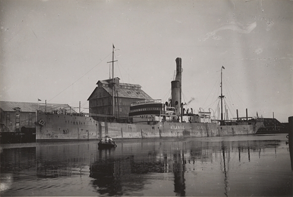 Lastångfartyget ATLANTIC av Göteborg i Åhus, den 3 dec. 1918.
