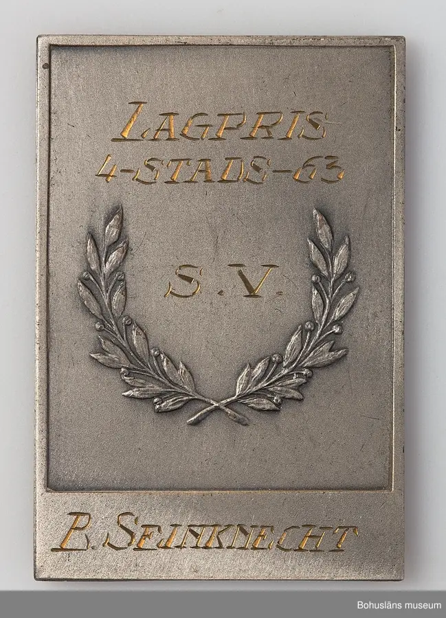 24 st medaljer/plaketter för pris i olika fototävlingar till Bo Seinknecht;  Mästartävlan, Riksfototävlingen, Uddevalla Fotoklubb, Västsvenska  mellan åren 1941 och 1959 .