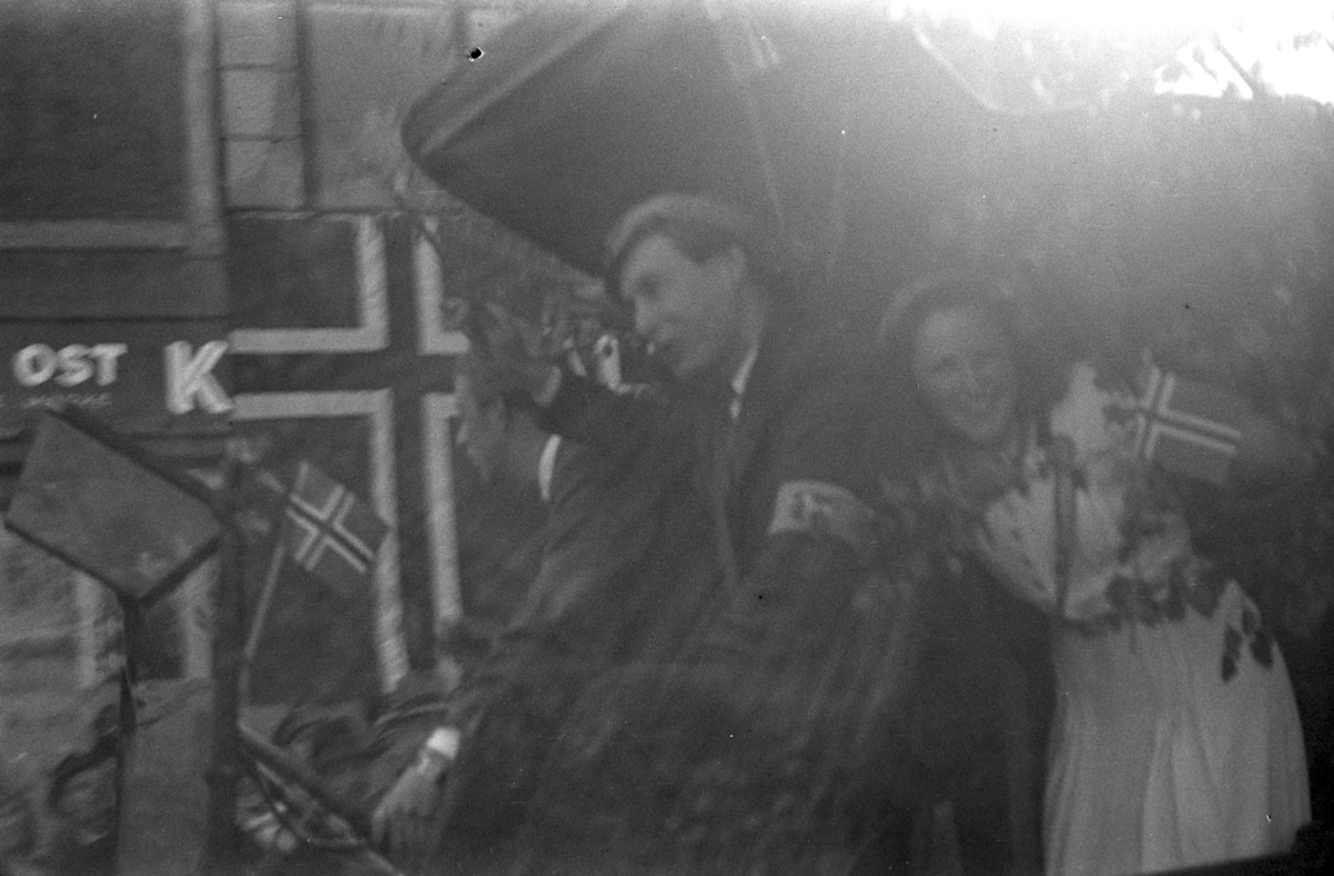 17. mai 1945. Hamar. Nasjonaldag. Frigjøringen. Russetoget, Torggata. Fredsdagene. 