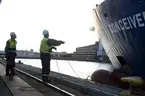 Lossning vid containerterminalen Frihamnen i Stockholm.