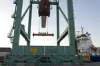 Lossning vid containerterminalen Frihamnen i Stockholm.