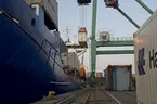 Lossning vid containerterminalen Frihamnen i Stockholm.