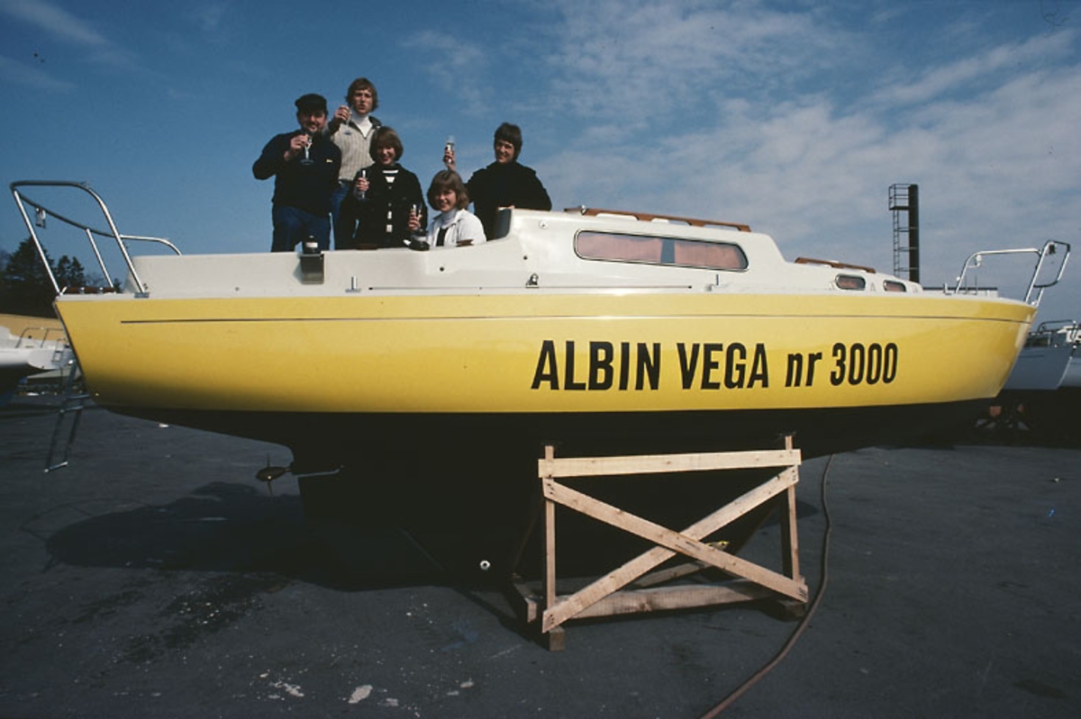 Albin Vega nummer 3000 med glada ägare.