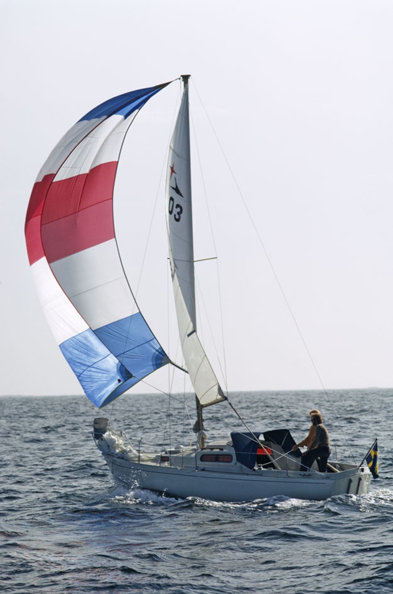 En Albin Viggen seglar för spinnaker.