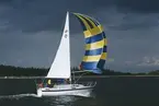 En Albin 82 MS seglar för spinnaker.