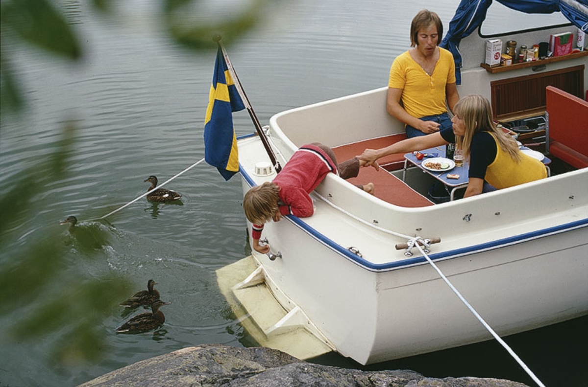 Albin 21 förtöjd i en vik. Marknadsföringsbild.