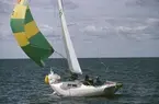 IF-båt med hissad spinnaker.