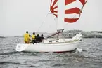 En Albin Nova seglar för spinnaker.