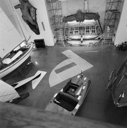 Målningen ovanför AMPHION tvättas december 1986.
Till vänste