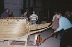 Vasa-modellen i skala 1:10 flyttas in i Vasamuseet. I bakgrunden bl.a. Carl-Gunnar Olsson och Stefan Bruhn.