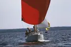 En Albin Vega seglar för spinnaker.