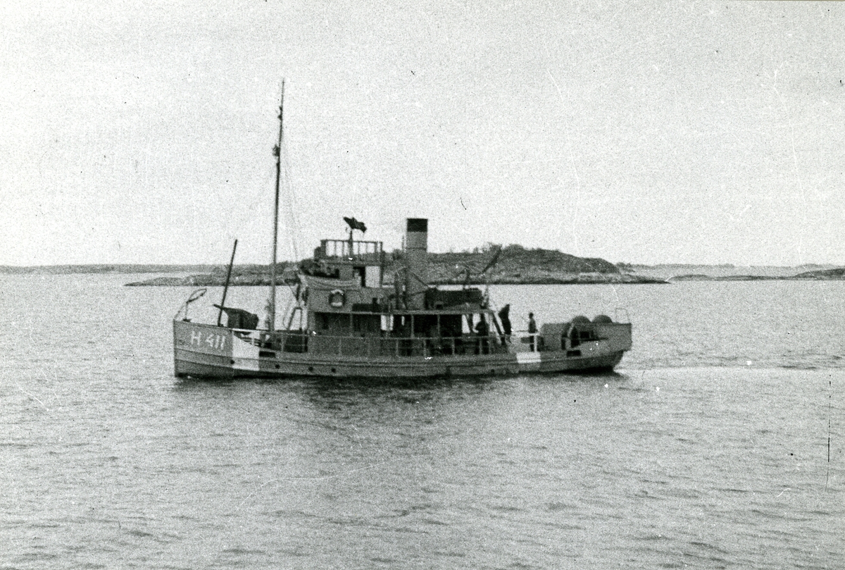 Under VK II 1939 - 1945 införlivades många handelsfartyg, bogserbåtar, fiskefartyg m.fl. med svenska flottan såsom hjälpfartyg.
Fotot visar hjälpvedettbåten H 411 armerad med 1 - 20 mm akan. samt en LV kulspruta.