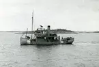 Under VK II 1939 - 1945 införlivades många handelsfartyg, bogserbåtar, fiskefartyg m.fl. med svenska flottan såsom hjälpfartyg.
Fotot visar hjälpvedettbåten H 411 armerad med 1 - 20 mm akan. samt en LV kulspruta.