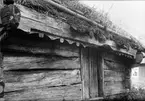 Skärningar av ålderdomlig typ på källarbod - nu på friluftsmuseet Disagården - på ursprunglig plats, Stora Källbo, Tensta socken, Uppland