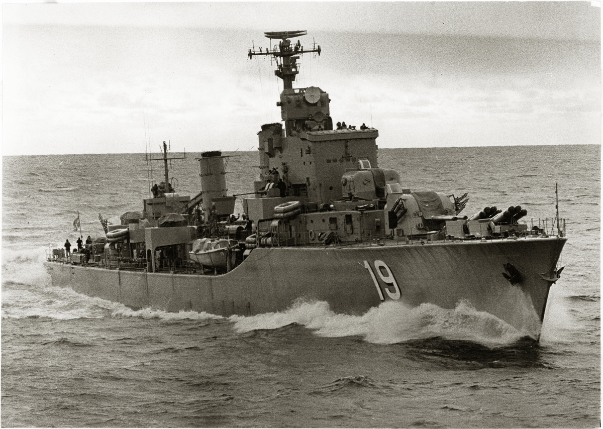 Jagaren SMÅLAND (J19) under gång.