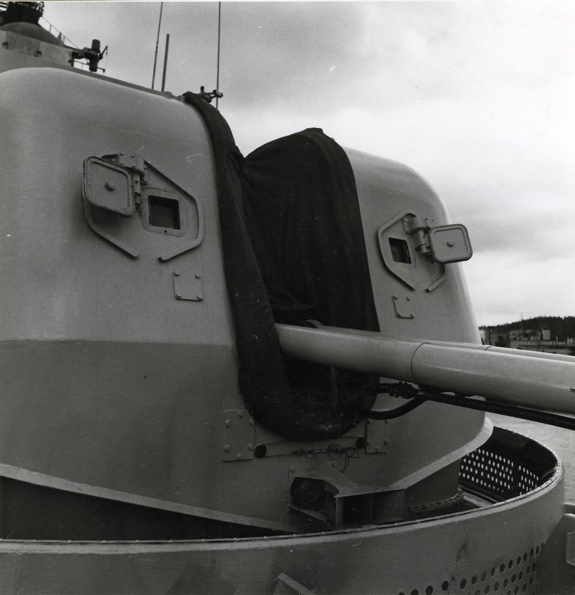 Jagaren Smålands sekundärartilleri: 2 st 57 mm luftvärnsautomatkanoner m/50 i torn.