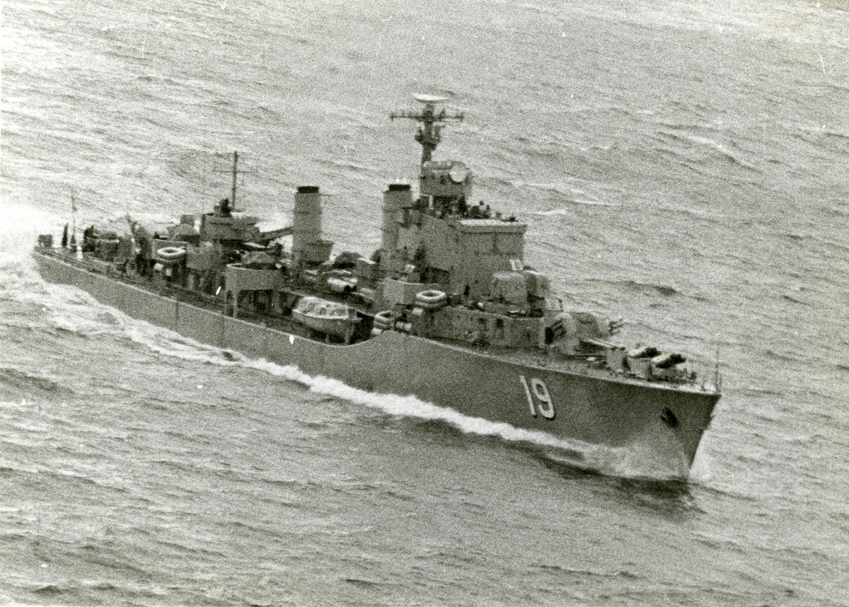 Jagaren SMÅLAND (J19) under gång. Flygfoto.