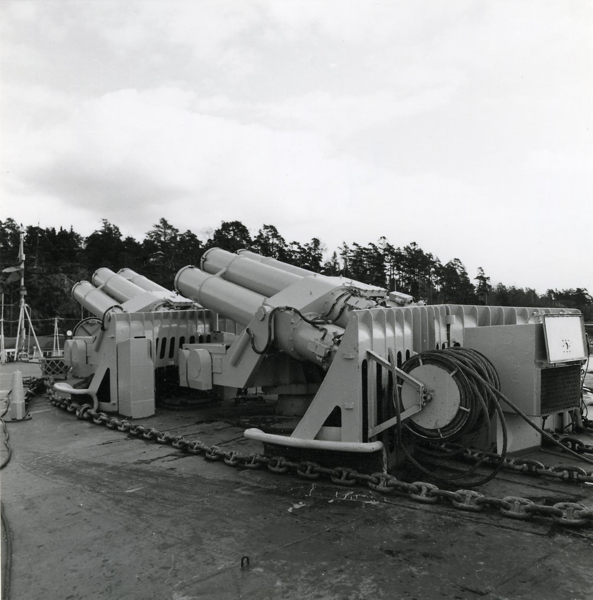 2 st. fyrpipiga Bofors 37.5 cm antiubåtsraketkastare m/50 uppställda på jagaren Smålands back.