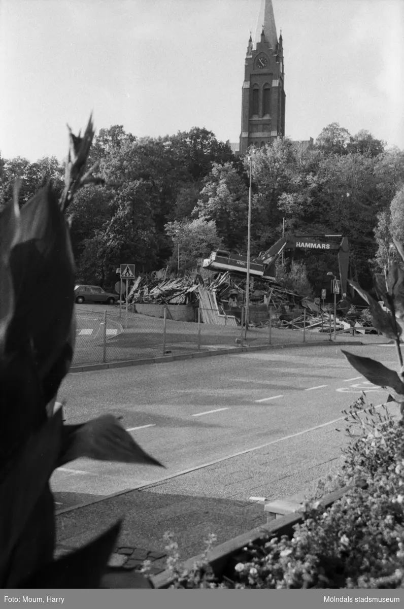 Rivning av Jakobssons järnhandel i Järnhandlarerondellen (Frölundagatan/Storgatan), år 1984.
Fotografi taget av Harry Moum, HUM, Mölndals-Posten.