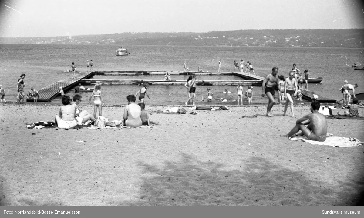 Bilder till ett badreportage från Fläsian och Tranviken, fotograferat för Hemmets Journal.