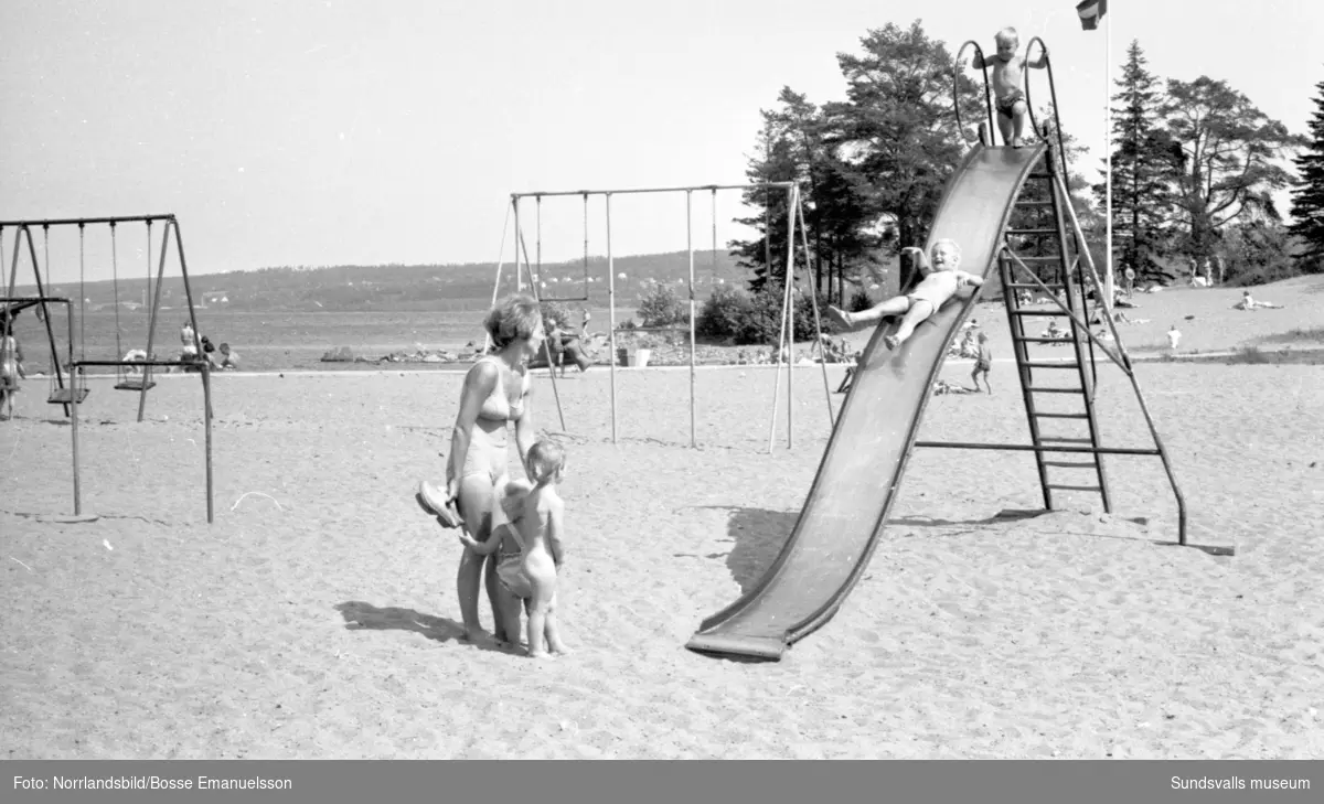 Bilder till ett badreportage från Fläsian och Tranviken, fotograferat för Hemmets Journal.