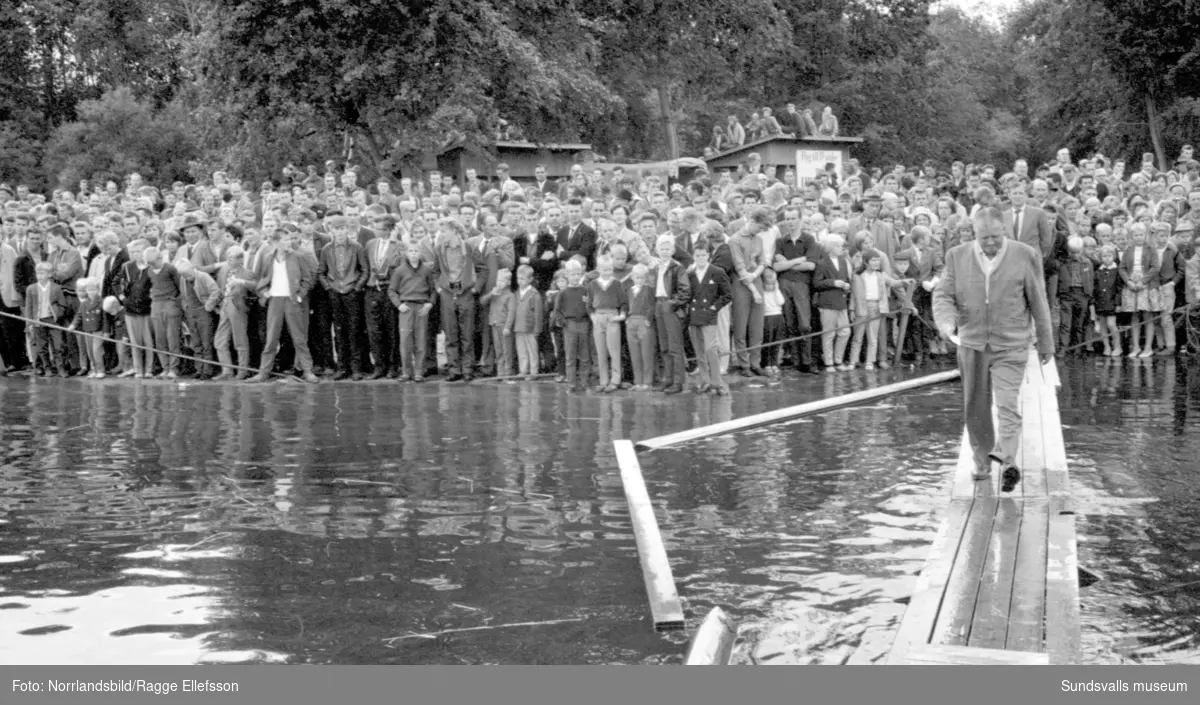 Båtracingtävlingar på Bergsåkerssjön drog storpublik sommaren 1960.